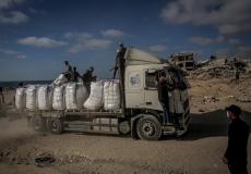 عناصر تأمين يعتلون شاحنة مساعدات في غزة - توضيحية