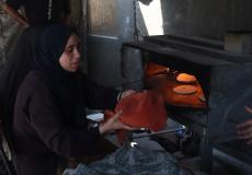 غزة - نازحات يخبزن تحت رماد الحرب