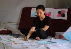 غزة - دانيا ترسم وجع الإبادة في خيمتها