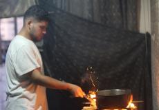 في منزلٍ على وشك السقوط... نازحان يصارعان تفاصيل الحياة في غزة