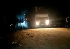 20 شهيدا ومصابون بانقلاب شاحنة فوق عشرات المُجوّعين بوسط قطاع غزة