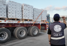 قوافل مساعدات إماراتية محملة على شاحنات من الجانب المصري بإتجاه غزة