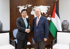 رئيس الوزراء الفلسطيني محمد مصطفى ونائب وزير الخارجية البرلماني الياباني