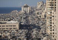 اكتظاظ خيم النازحين على شارع الرشيد غرب مدينة غزة