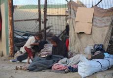 مئات العائلات تفترش الأرض بعد أن نزحت من شمال القطاع إلى جنوبه