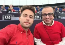 نواب بالبرلمان الأوروبي يرتدون قمصانا حمراء تضامنا مع غزة