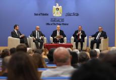 محمد مصطفى خلال الاجتماع