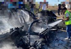 المركبة المستهدفة في بلدة قلاوية أثناء إخماد الحريق الذي التهمها