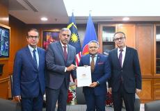 السفير جهاد القدرة يقدم نسخة من أوراق اعتماده كسفير مفوض لدى ماليزيا