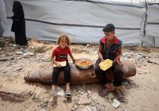 طفلان يجلسان على صاروخ غير متفجر في غزة