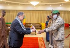 السفير حسان بلعاوي يقدم نسخة من أوراق اعتماده