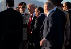 السيسي خلال استقبال ترامب في مطار شرم الشيخ