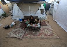 أم مع أطفالها في غزة