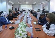 رئيس الوزراء يطلع على الخطط والجاهزية للعمل في قطاع غزة