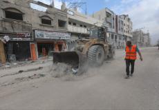 طواقم بلدية غزة تواصل أعمال فتح شارع النصر وإزالة الركام