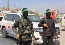 عناصر القسام برفقة طواقم الصليب الأحمر