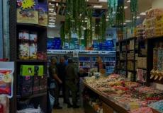 مستوطنان يعتديان على أصحاب المحال التجارية في القدس