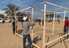 إنشاء أول مركز إيواء بخيام محلية الصنع في دير البلح