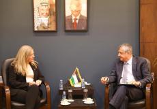 اجتماع وزير الأشغال مع القنصل البريطاني