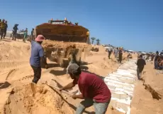 دفن جماعي لشهداء فلسطينيين من غزة - أرشيف