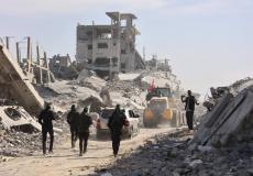 عناصر القسام برفقة الآليات للبحث عن جثامين أسرى الاحتلال