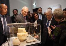 الرئيس عباس يزور معرض "كنوز منقذة من غزة" في باريس