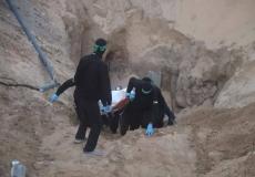 عناصر حماس تنتشل جثة الأسير هدار غولدن