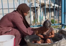 صابرين أبو عاصي مع طفلها