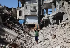 طفل بين أنقاض المنازل في قطاع غزة