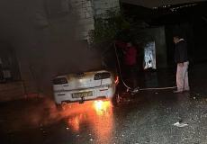 مستوطنون يحرقون مركبات فلسطينية ويخطون شعارات عنصرية