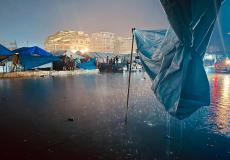 غرق خيام النازحين في منطقة الجندي المجهول بحي الرمال غربي مدينة غزة جراء سقوط الأمطار