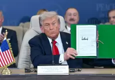 ترامب خلال توقيعة على خطة السلام في غزة