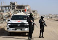 عناصر القسام بجانب مركبات الصليب الأحمر