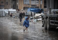 طفل في قطاع غزة خلال تساقط أمطار المنخفض الجوي
