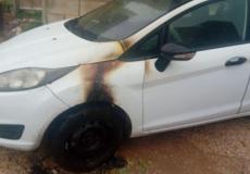 مستوطنون يضرمون النار في خمس مركبات شمال نابلس