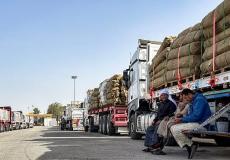 مساعدات متكدسة أمام معبر رفح