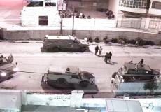 الاحتلال يعتقل مواطنين ويحتجز العشرات ويداهم منازل في الخليل