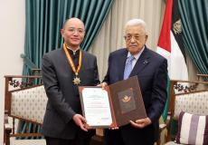 الرئيس عباس يمنح تسنغ جيشين "نجمة الصداقة"