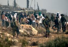 مستوطنون رفقة جنود الاحتلال بالضفة