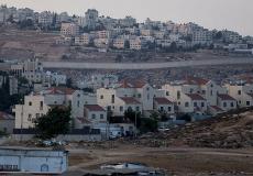 مستوطنة "نافيه يعقوب" وضاحية الرام في القدس المحتلة (Getty Images)