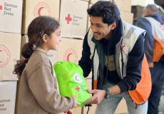 توزيع طرود نظافة ومستلزمات إيواء لنازحين بقطاع غزة