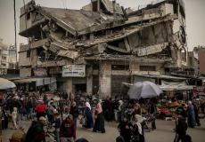 سكان قطاع غزة وسط الدمار