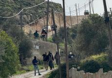 مستعمرون خلال هجومهم على قرية تلفيت جنوب نابلس