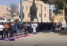 فلسطينيون يؤدون صلاة الجمعة الأخيرة من رمضان على مقربة من الأقصى