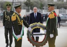 حسين الشيخ يضع إكليلا من الزهور على ضريح الشهيد عرفات