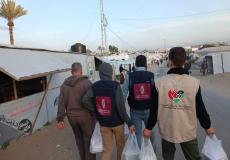 بنك فلسطين وجمعية عطاء فلسطين يوزعان وجبات إفطار للأسر المتضررة في غزة