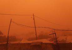 عاصفة ترابية ورياح قوية تضرب غزة وتلحق أضراراً بخيام النازحين