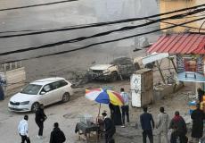 من مكان استهداف مركبة الشرطة في مخيم النصيرات