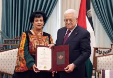 الرئيس عباس يمنح جمانة عودة نجمة الاستحقاق من وسام دولة فلسطين