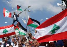 رفع أعلام لبنان وفلسطين